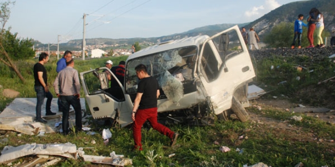 Yk treni kamyonete arpt: 1 yaral