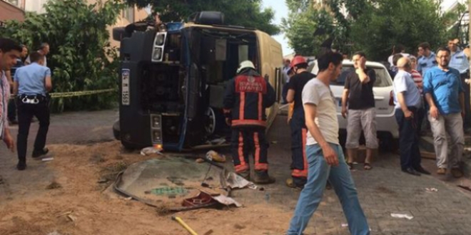 Gültepe'de minibüs devrildi: 10 yaralı