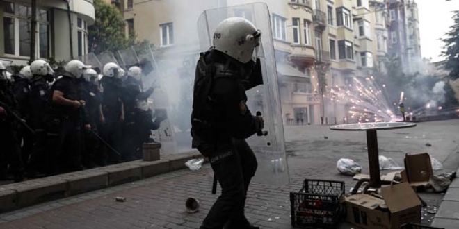 Gezi parkna yrmek isteyen gruba mdahale, 1 polis yaral