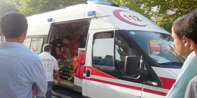 Emekli öğretmen bıçakla kendini yaraladı