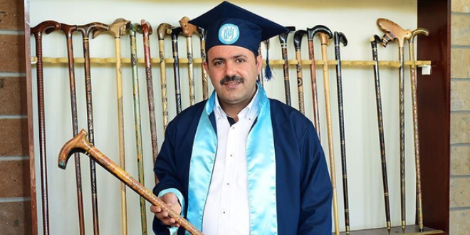 Baston için okuduğu üniversiteden mezun oldu