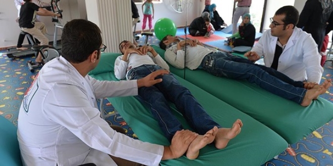 Gönüllü doktorlar savaş mağduru yaralılara merhem oluyor