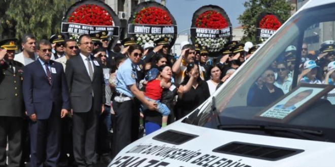 zmir'de ehit olan polis iin resmi tren dzenlendi