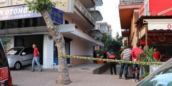 Emekli öğretmen 2 aylık eşini öldürüp intihar etti