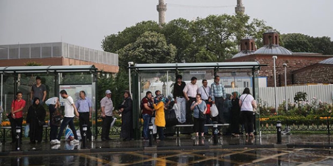 Etkili olan dolu yağışı, vatandaşlara zor anlar yaşattı