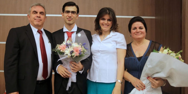 Üniversiteyi bitiren ilk otizmli Cem Vardarcı