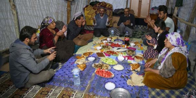 Türkiye'de ilk iftar Hakkari'de açıldı