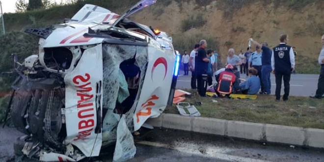Sakarya'da ambulans devrildi: 1 ölü, 3 yaralı