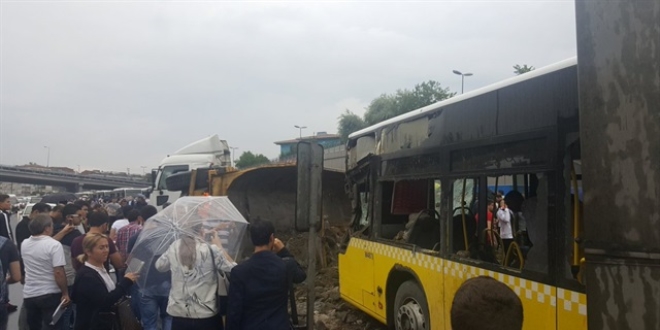 Metrobüs yolunda kaza: Yaralılar var