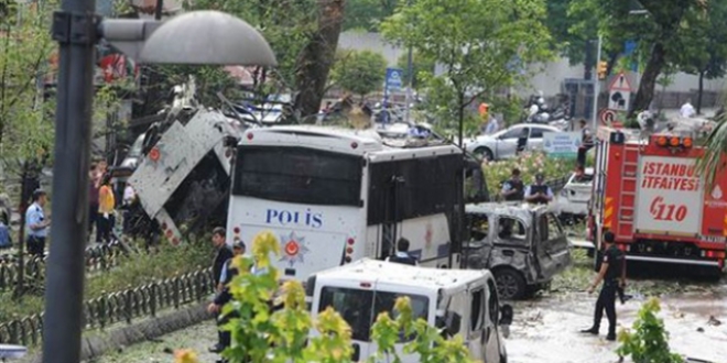 İstanbul'da patlama: 7'si polis 11 kişi hayatını kaybetti