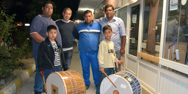 Balıkesir'de 'minik' ramazan davulcuları