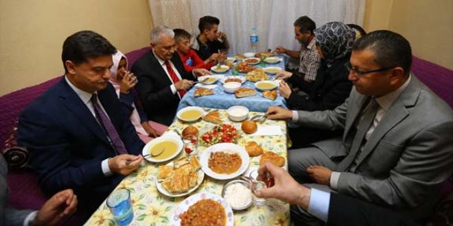 Başbakan, gecekonduda iftar sofrasına konuk oldu