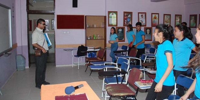 Görme engelli öğretmen, öğrencilerine 'ışık tutuyor'
