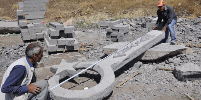 Siverekli taş ustası 6 tonluk kayadan 'ay yıldız' yaptı