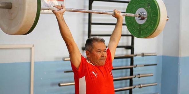 72 yaşındaki haltercinin hedefi dünya şampiyonluğu
