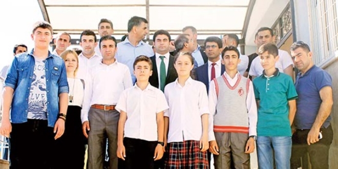 Yakılan okullarda şampiyonlar çıktı