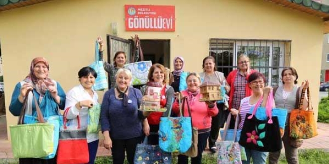 Atık malzemeler kız öğrencilere burs oluyor