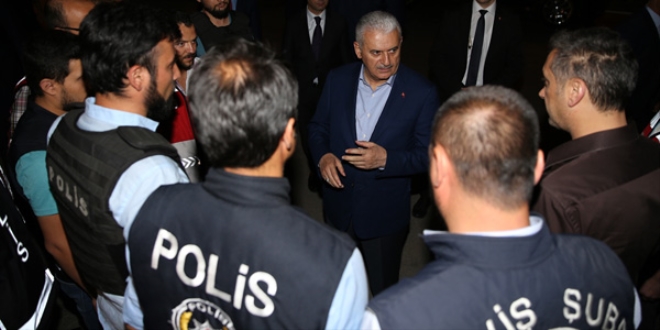 Yıldırım, konvoyu durdurup polislerle sohbet etti