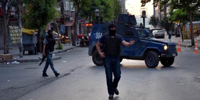 İstanbul polisini alarma geçirdi, fünye ile patlattılar