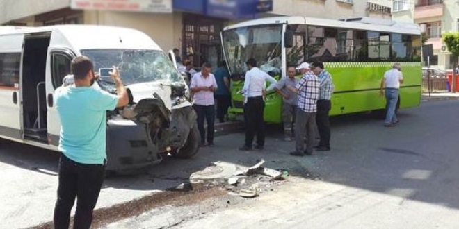 Servis minibüsü halk otobüsüne çarptı: 21 yaralı