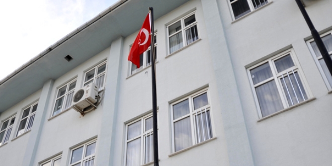 Tahrip edilen Türk bayrağının yerine yenisi asıldı