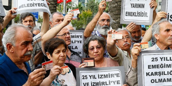 İzmir'de emekli belediye çalışanlarından paso eylemi