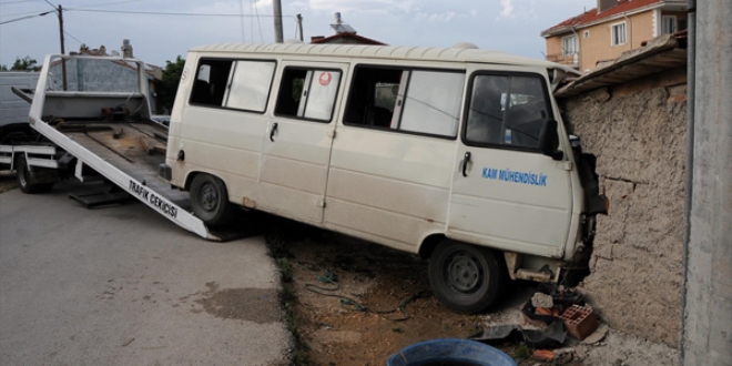 Eskişehir'de otomobil ile minibüs çarpıştı: 8 yaralı