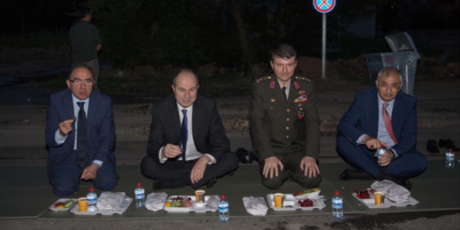 Ankara Valisi, güvenlik görevlileri ile iftar yaptı