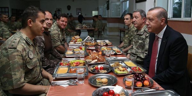 Cumhurbaşkanı Erdoğan askerlerle iftar yaptı