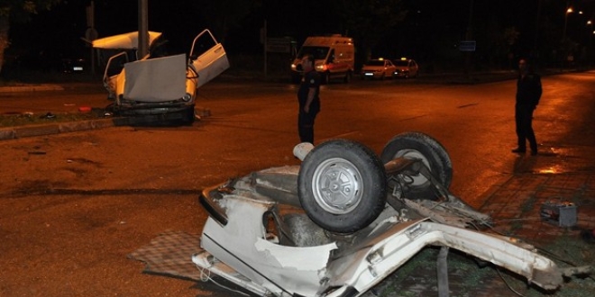 Çorum'da otomobil aydınlatma direğine çarptı : 1 ölü, 4 yaralı