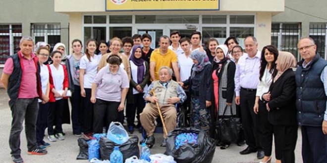 Öğrenciler mavi kapaklarla öğretmene tekerlekli sandalye aldı
