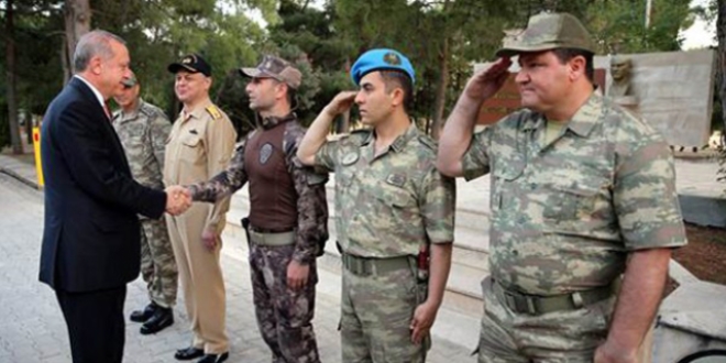 Erdoğan'ın yanındaki rütbesiz askerin kim olduğu belli oldu