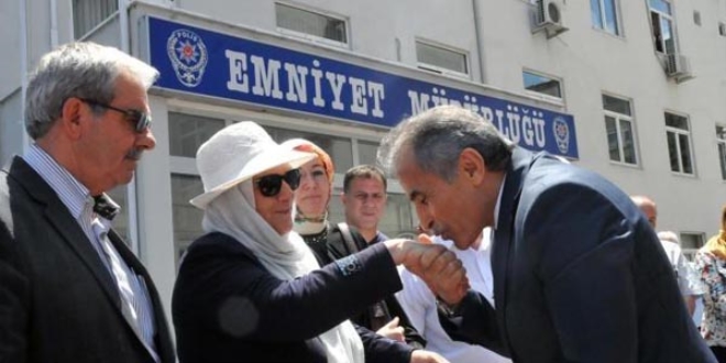 Vali, kadın muhtarın elini öperek görevinden ayrıldı