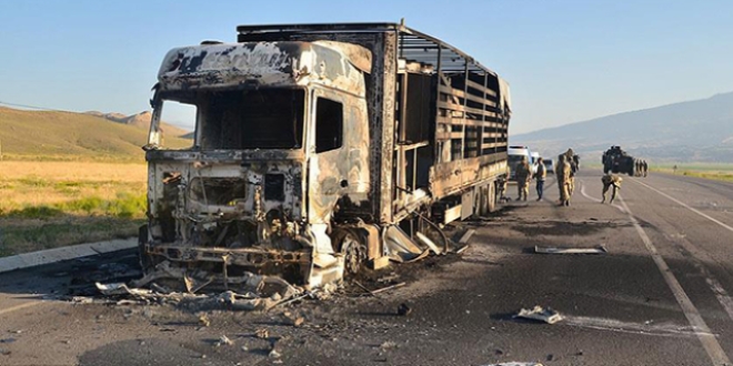 Teröristler yol kesip 5 tır yaktı