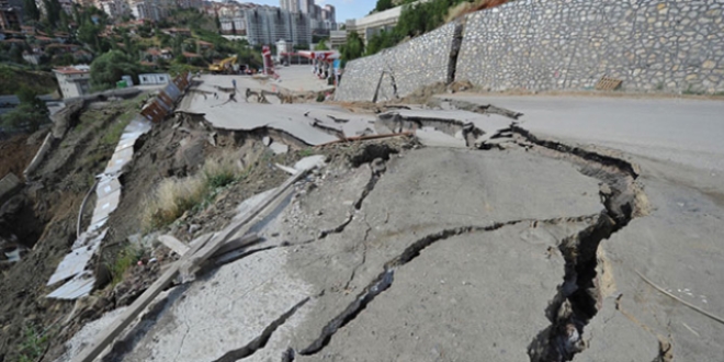 Başkent'te çöken yolda firmaya, 1 milyon 273 bin para cezası kesildi
