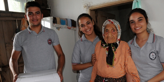 Lise öğrencileri atık kağıtları değerlendirerek ramazan yardımı yaptılar