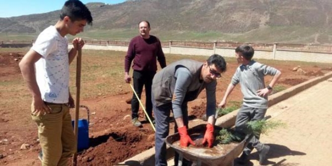Bingöl'de öğretmenler el ele verip okulu yeniledi