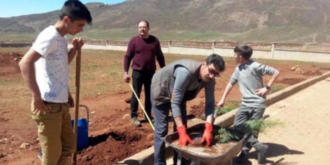 Bingl'de retmenler el ele verip okulu yeniledi