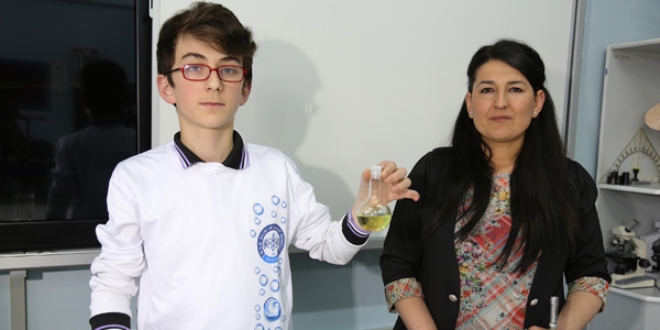 Ortaokul öğrencisi tarhun otundan kolonya üretti