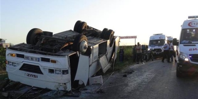 Tarım işçilerini taşıyan midibüs devrildi: 32 yaralı