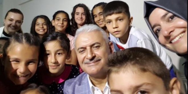Başbakan, sevgi evindeki çocuklarla özçekim yaptı