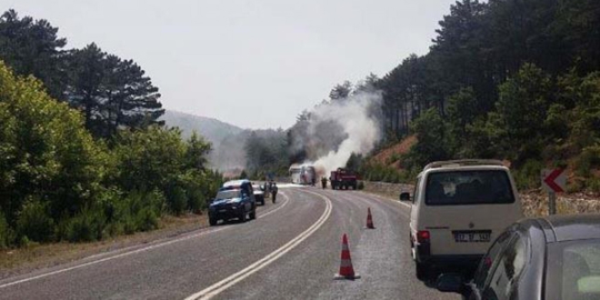 Öğrencileri mezuniyet törenine götüren otobüste yangın