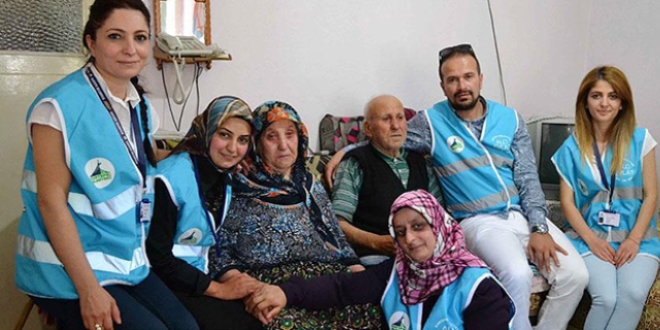 'Alo Evlat Hattı' ile yaşlılara yardım eli uzatıyorlar