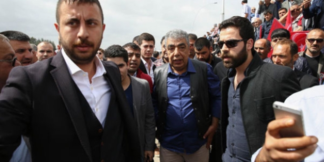 MHP kurultayının yapıldığı otelin önünde gerginlik