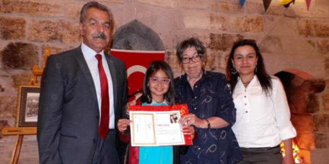 Okul Müdürü, öğrencisinin öğrencisine diploma verdi