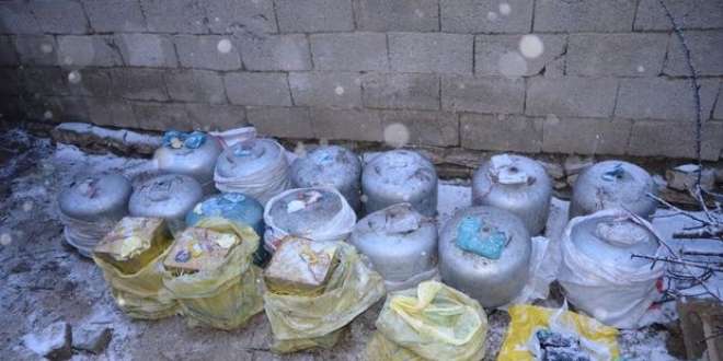 Diyarbakır'da terör operasyonu: 300 kilo patlayıcı ele geçirildi