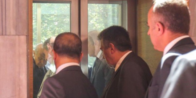 Devlet Bahçeli asansörde mahsur kaldı
