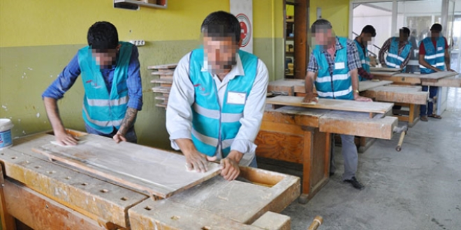 Hükümlüler eskimiş okul sıralarını yeniliyorlar