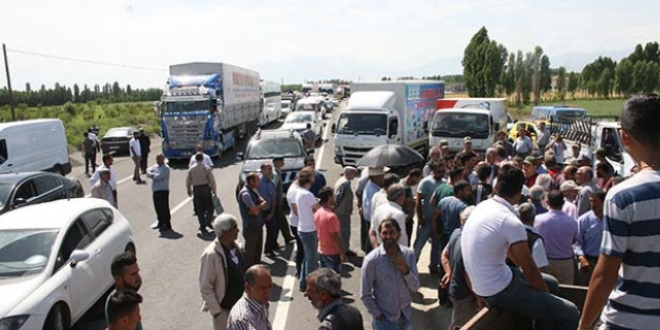 Köylüler Iğdır-Kars karayolunu trafiğe kapattı