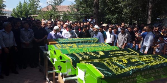Elazığ'daki tren kazasında ölen 9 kişi toprağa verildi
